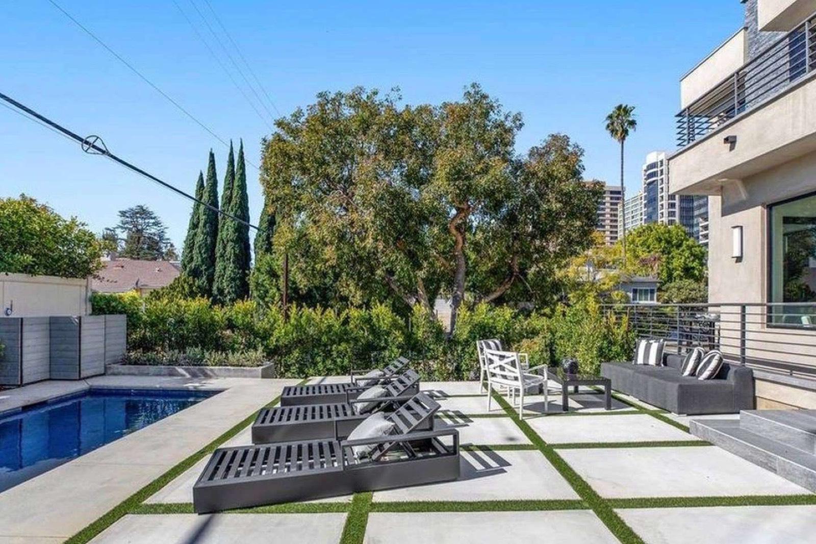D's WestLA Villa — photo 1
