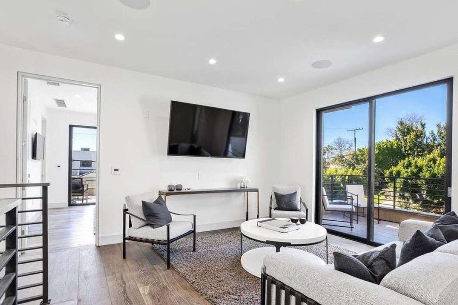 D's WestLA Villa — photo 7