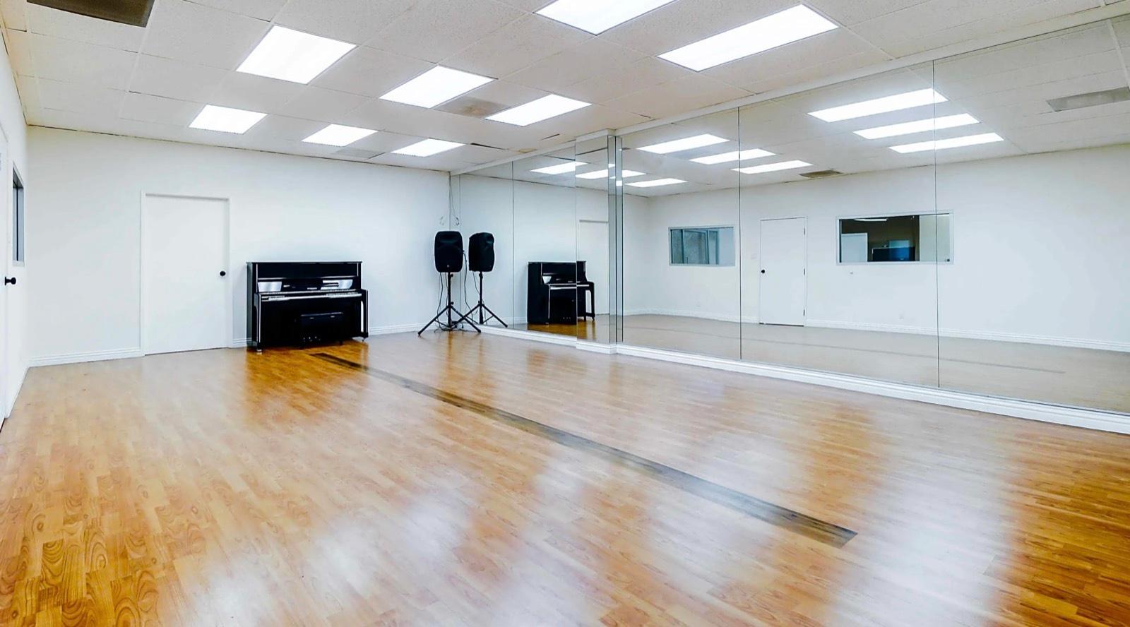 D's White Warehouse — photo 6
