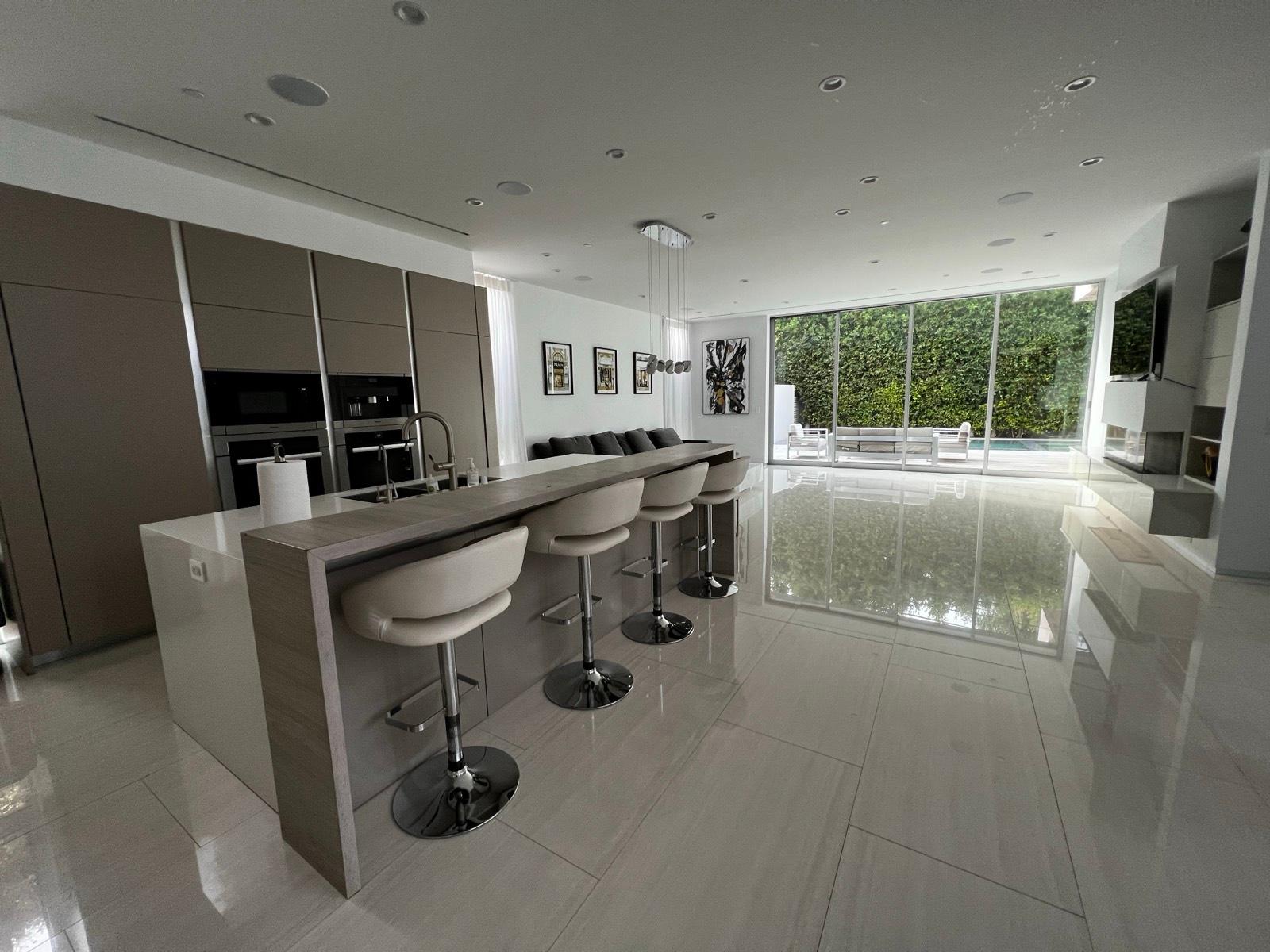 DT's White Shiny Modern — photo 5