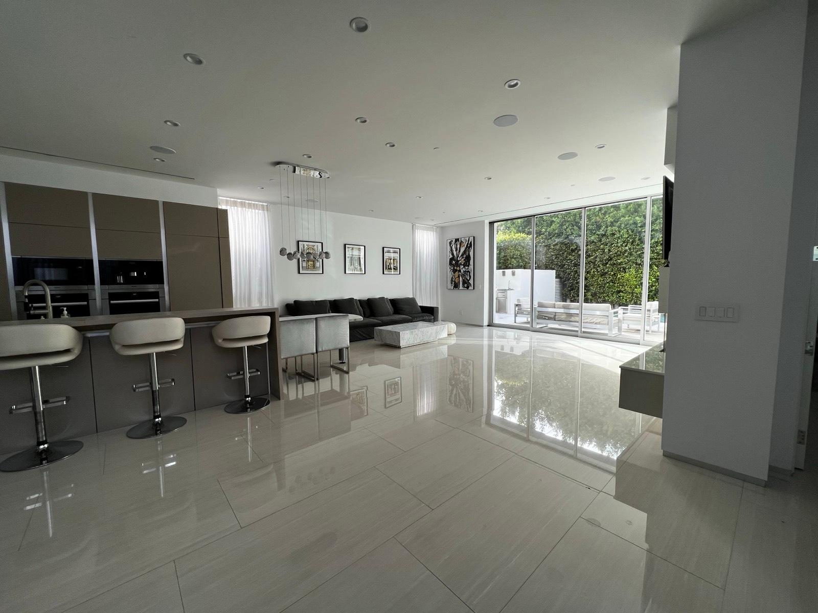 DT's White Shiny Modern — photo 8