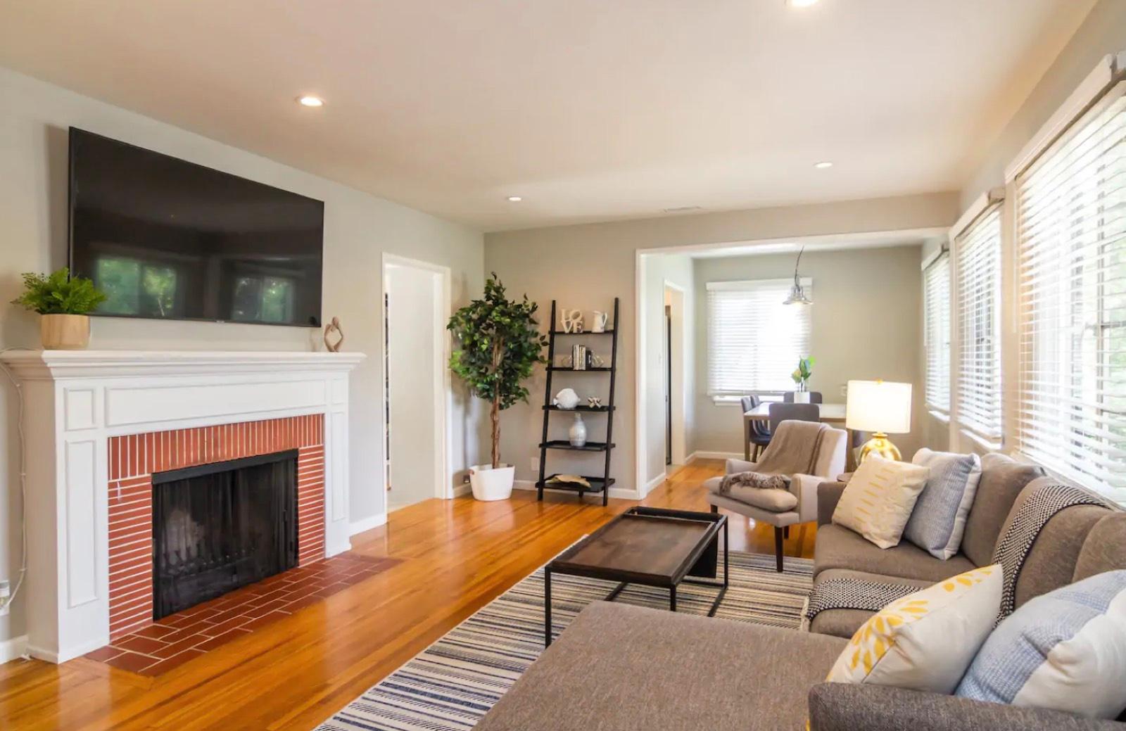 E's NOHO bungalow — photo 3