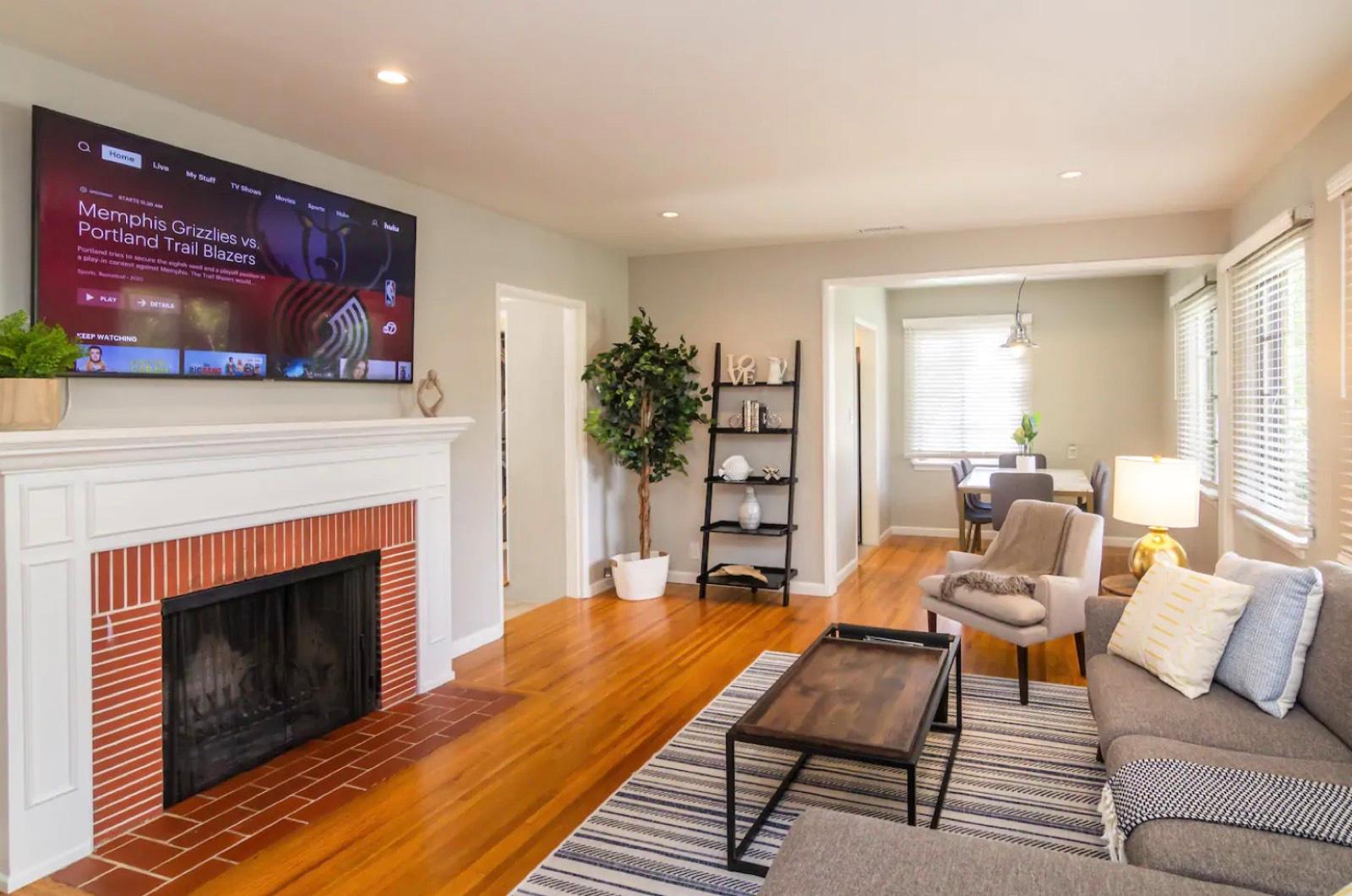 E's NOHO bungalow — photo 4