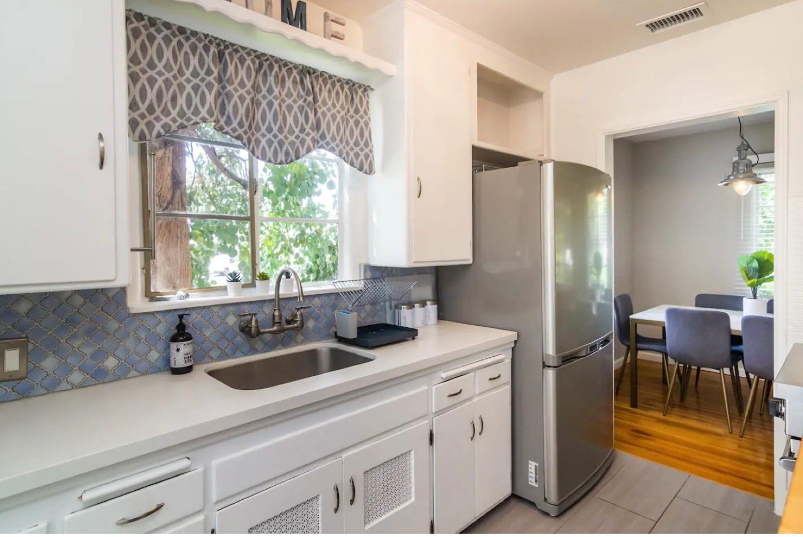 E's NOHO bungalow — photo 7
