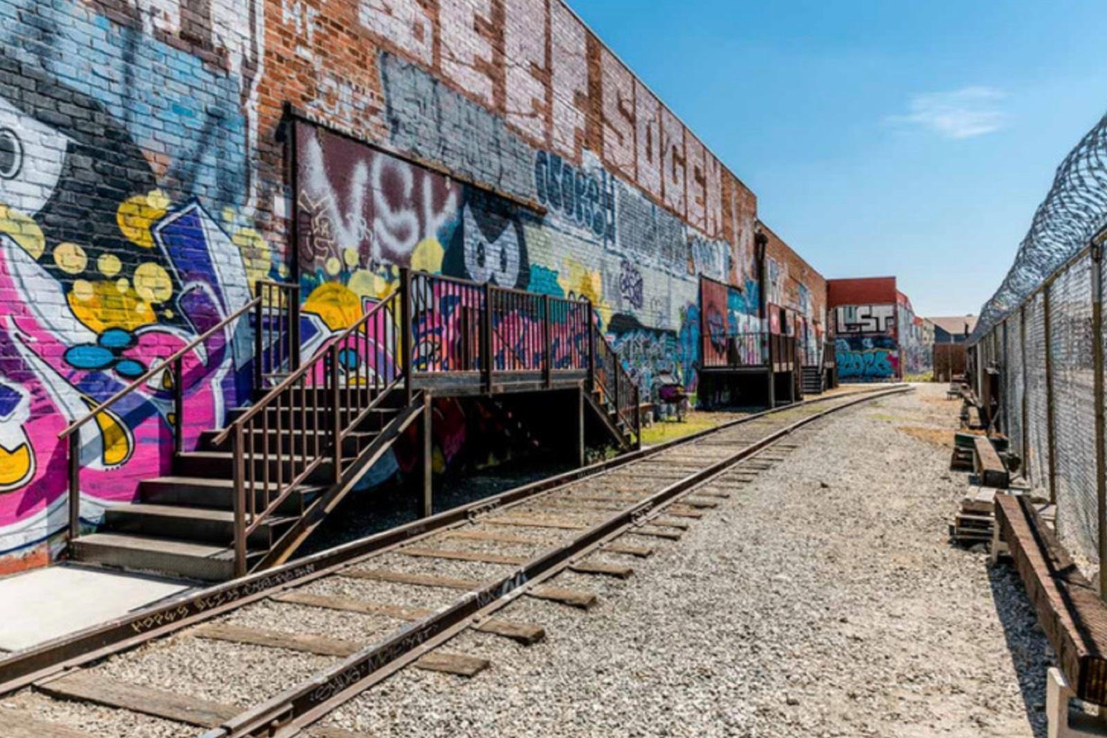 E's Warehouse — photo 6