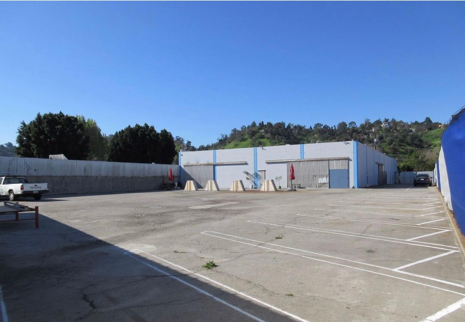 E's Warehouse — photo 1