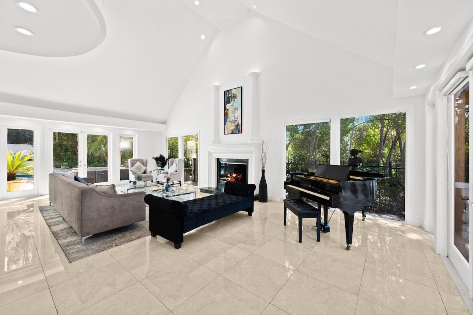 Encino Stylish Home — photo 1