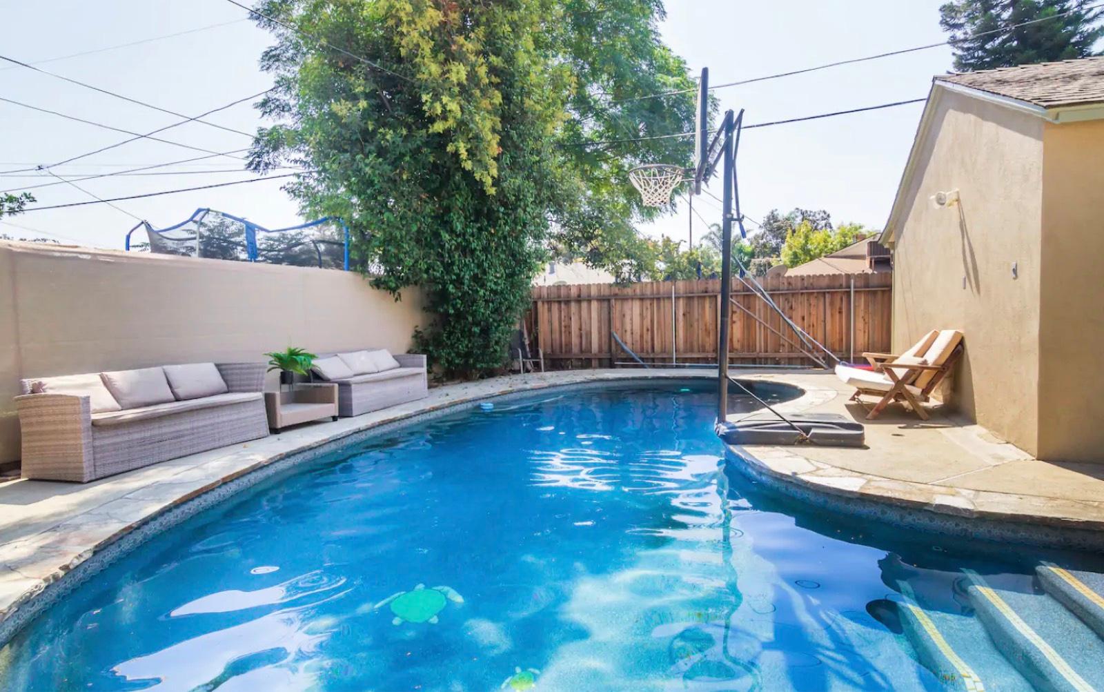 E's Classi LakeBalboa Home — photo 2
