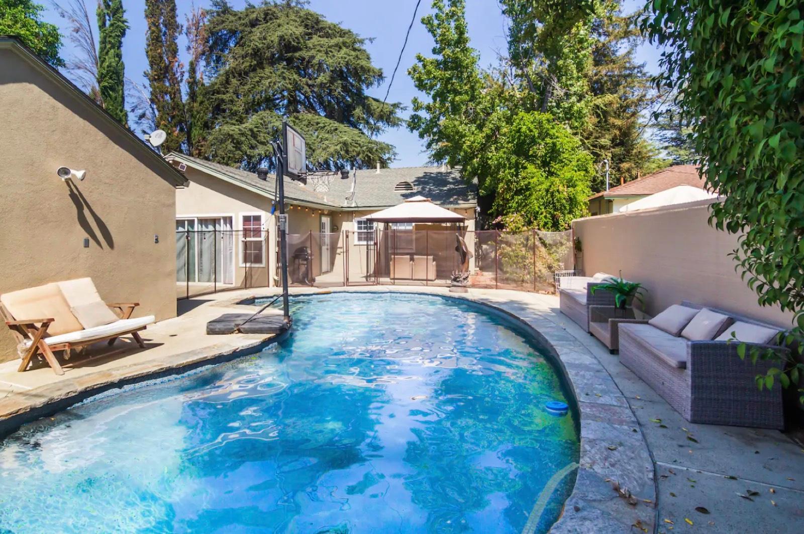 E's Classi LakeBalboa Home — photo 3