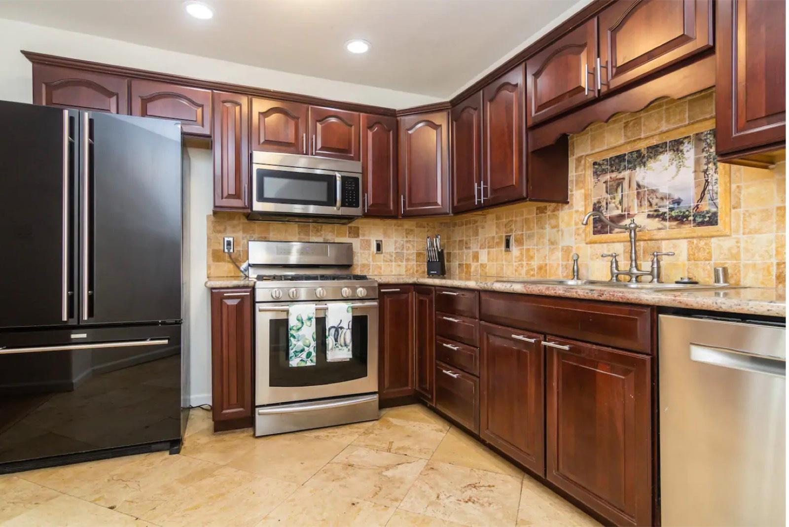 E's Classi LakeBalboa Home — photo 12