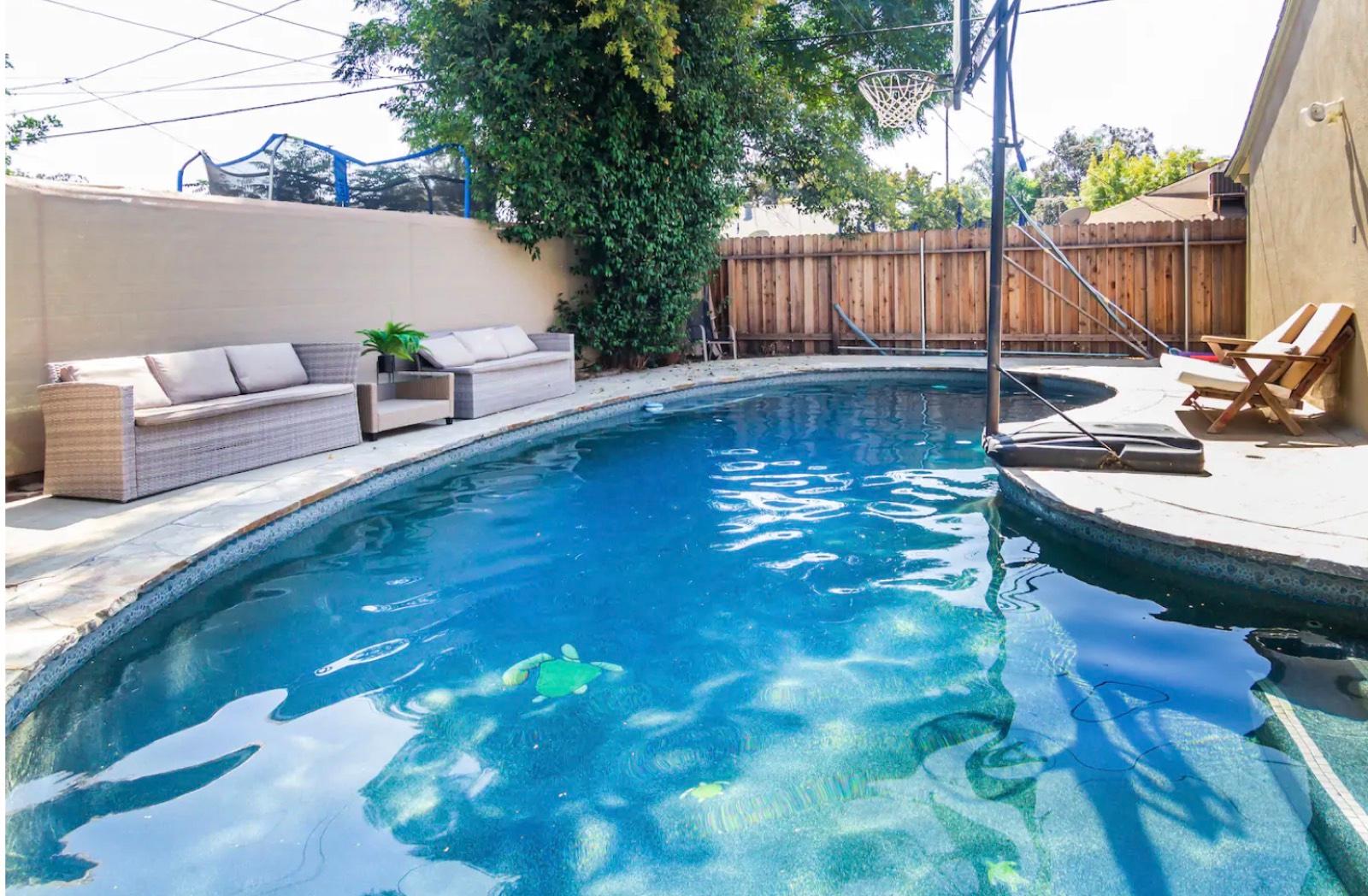 E's Classi LakeBalboa Home — photo 4