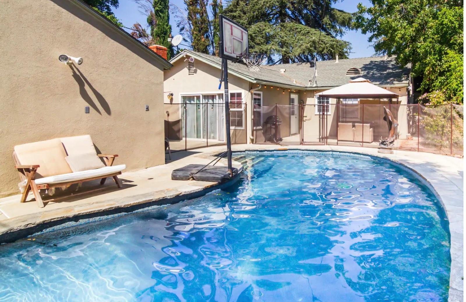 E's Classi LakeBalboa Home — photo 1
