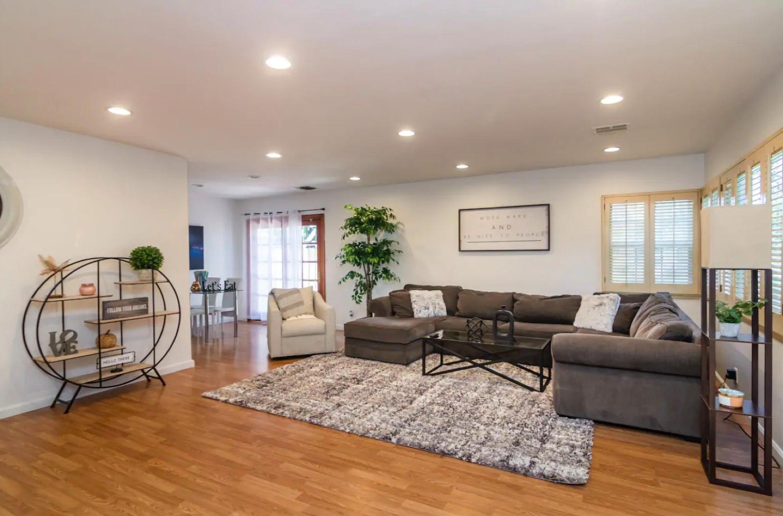 E's Classi LakeBalboa Home — photo 8