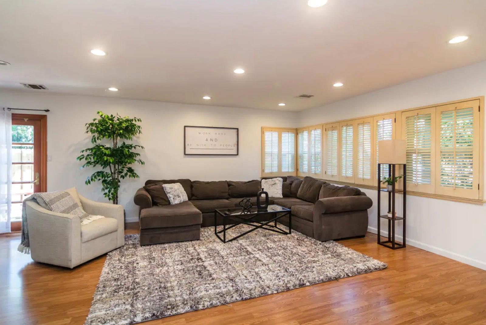 E's Classi LakeBalboa Home — photo 9