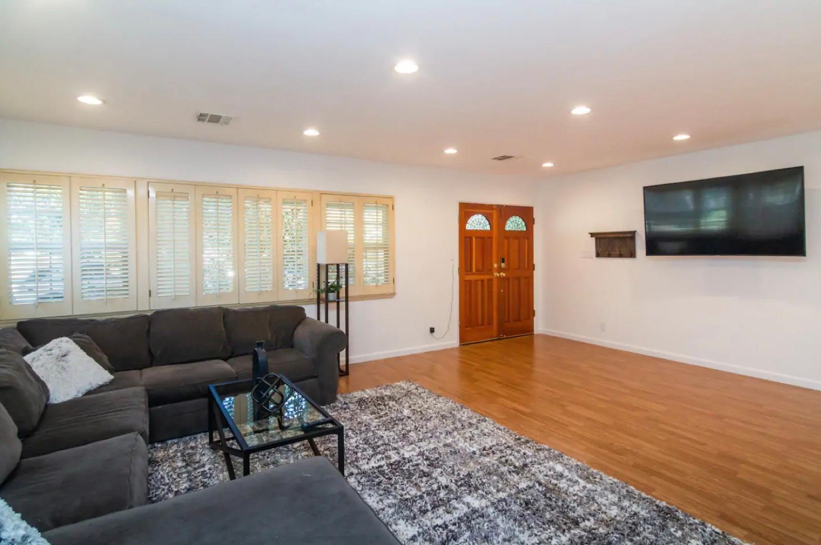 E's Classi LakeBalboa Home — photo 10