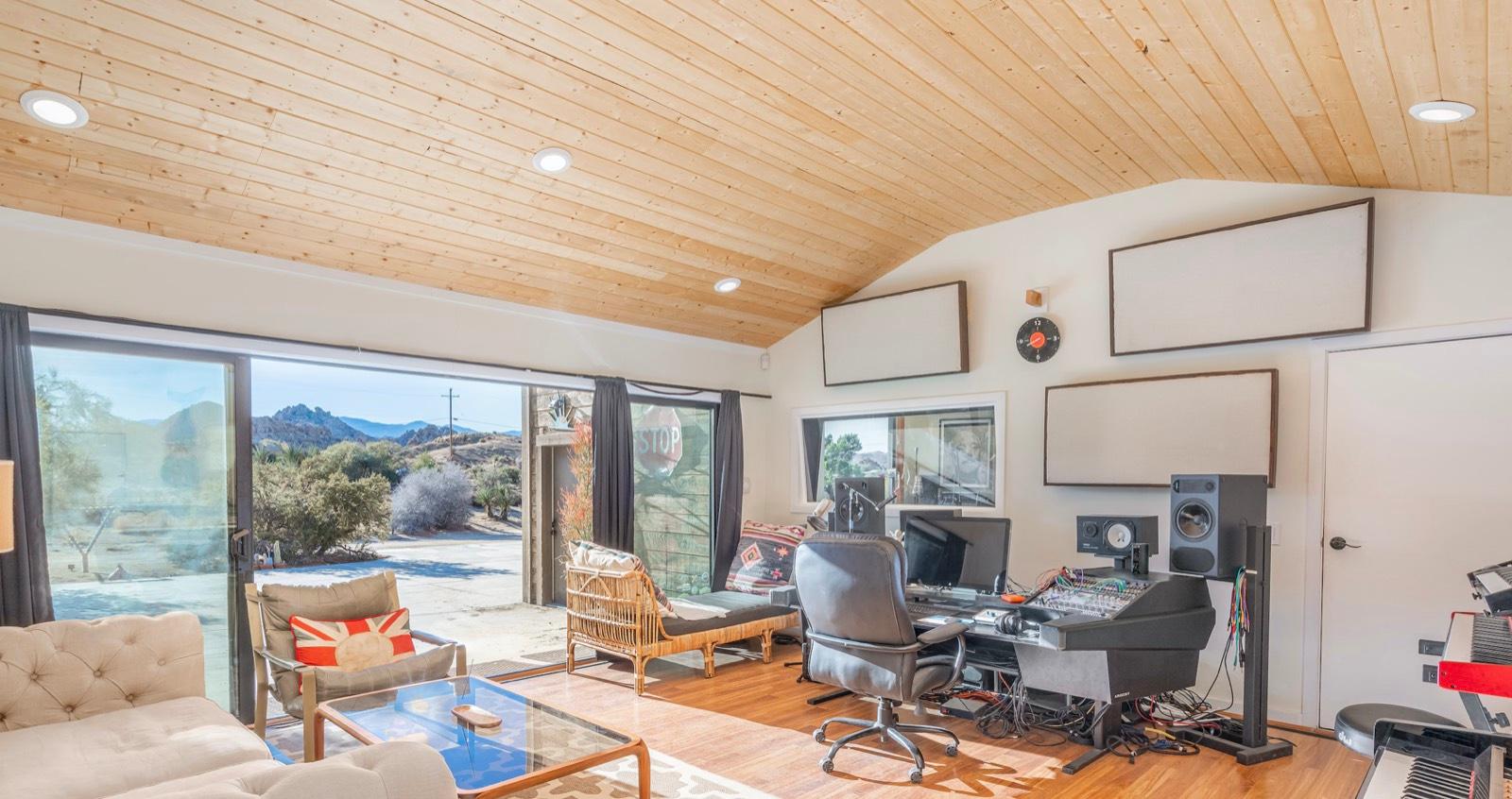 E's Desert Studio — photo 9