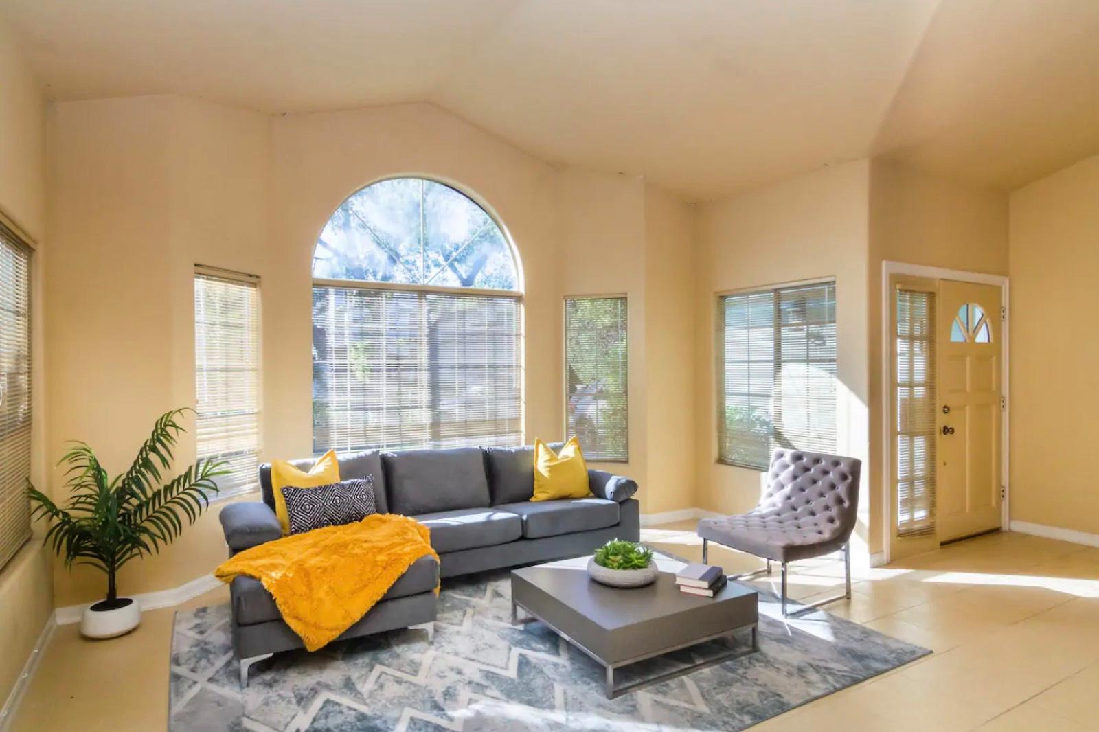 E's Sherman Oaks Cottage Home — photo 1