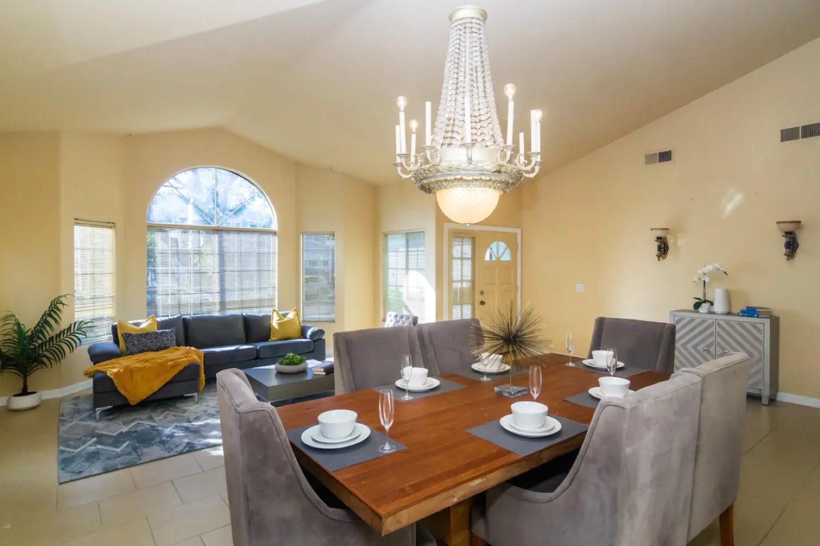 E's Sherman Oaks Cottage Home — photo 3