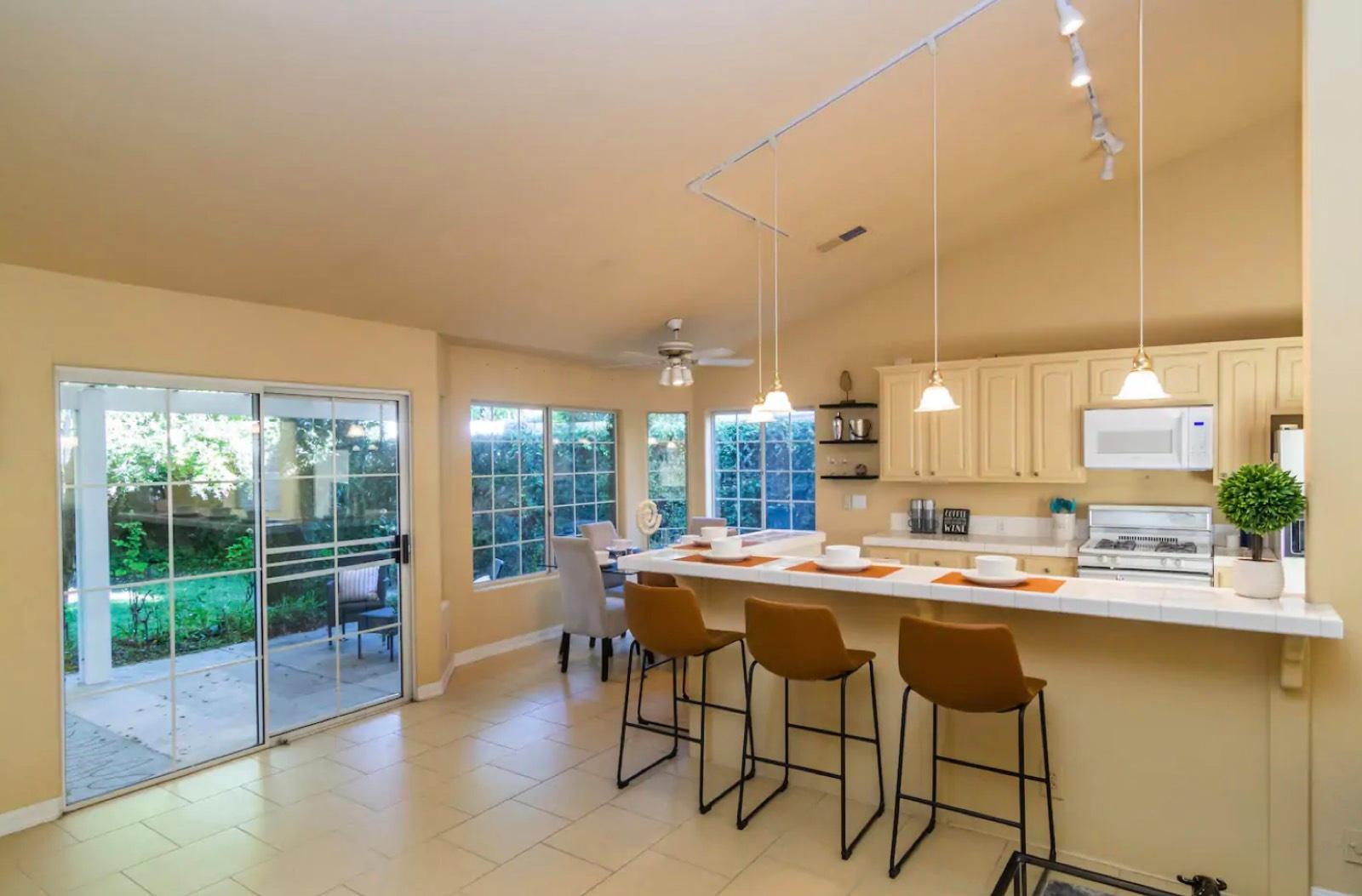 E's Sherman Oaks Cottage Home — photo 10