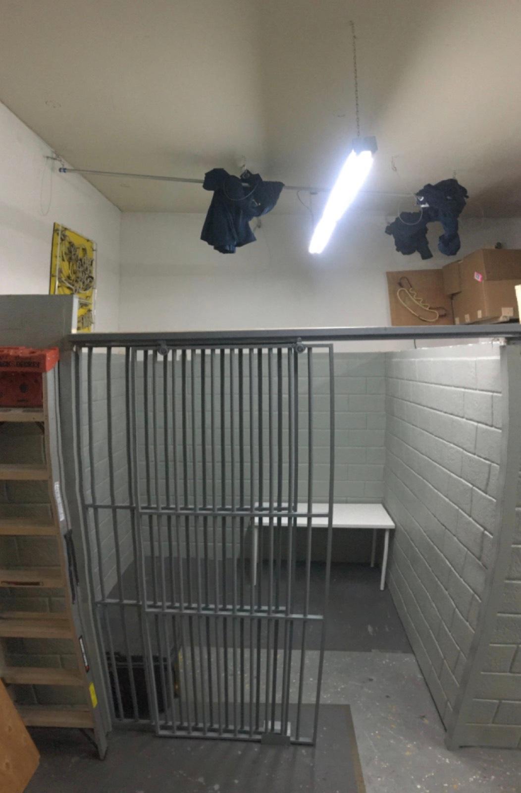 E's Small Jail Set — photo 4