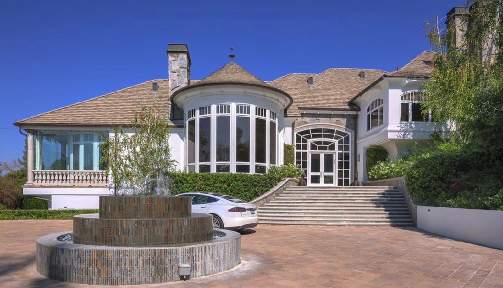 EW's Valley View Mansion — photo 3