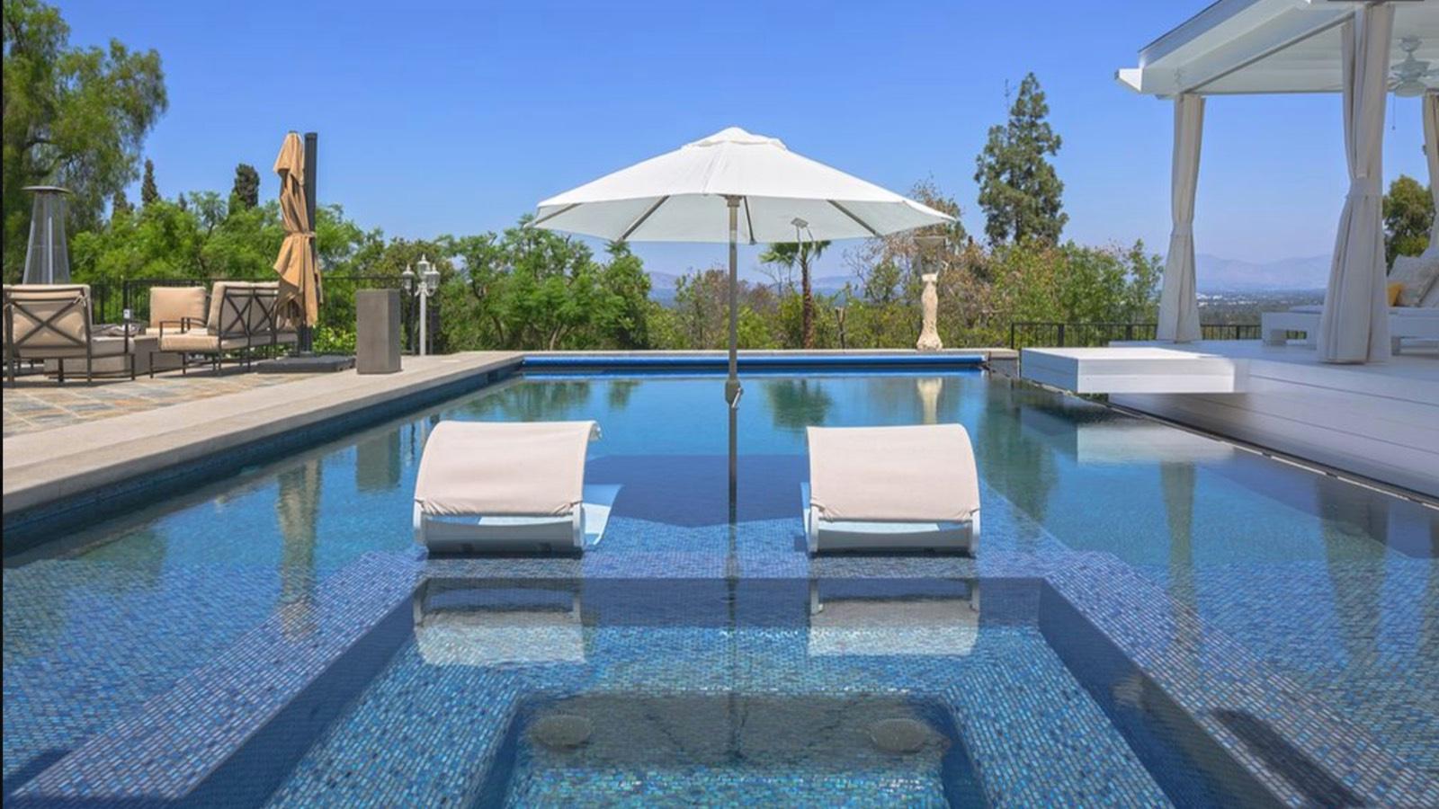 EW's Valley View Mansion — photo 11
