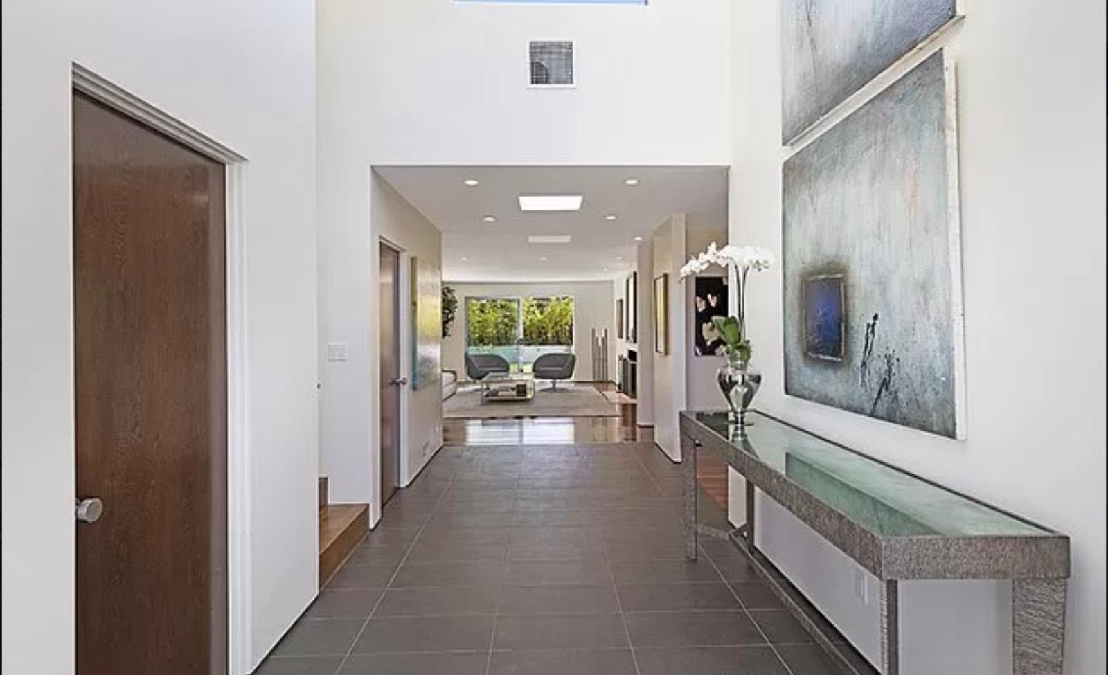 Fb's White Modern — photo 2
