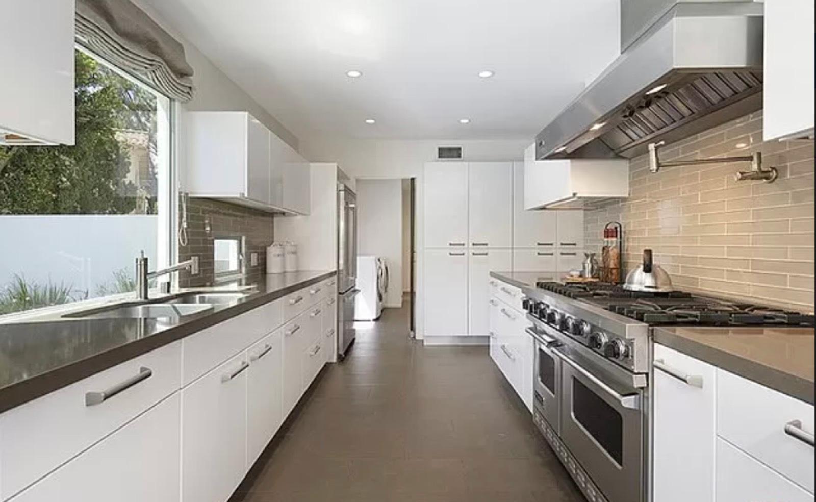 Fb's White Modern — photo 12
