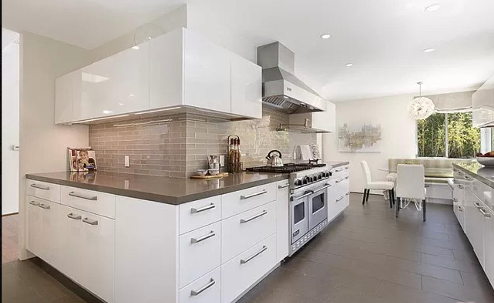 Fb's White Modern — photo 6