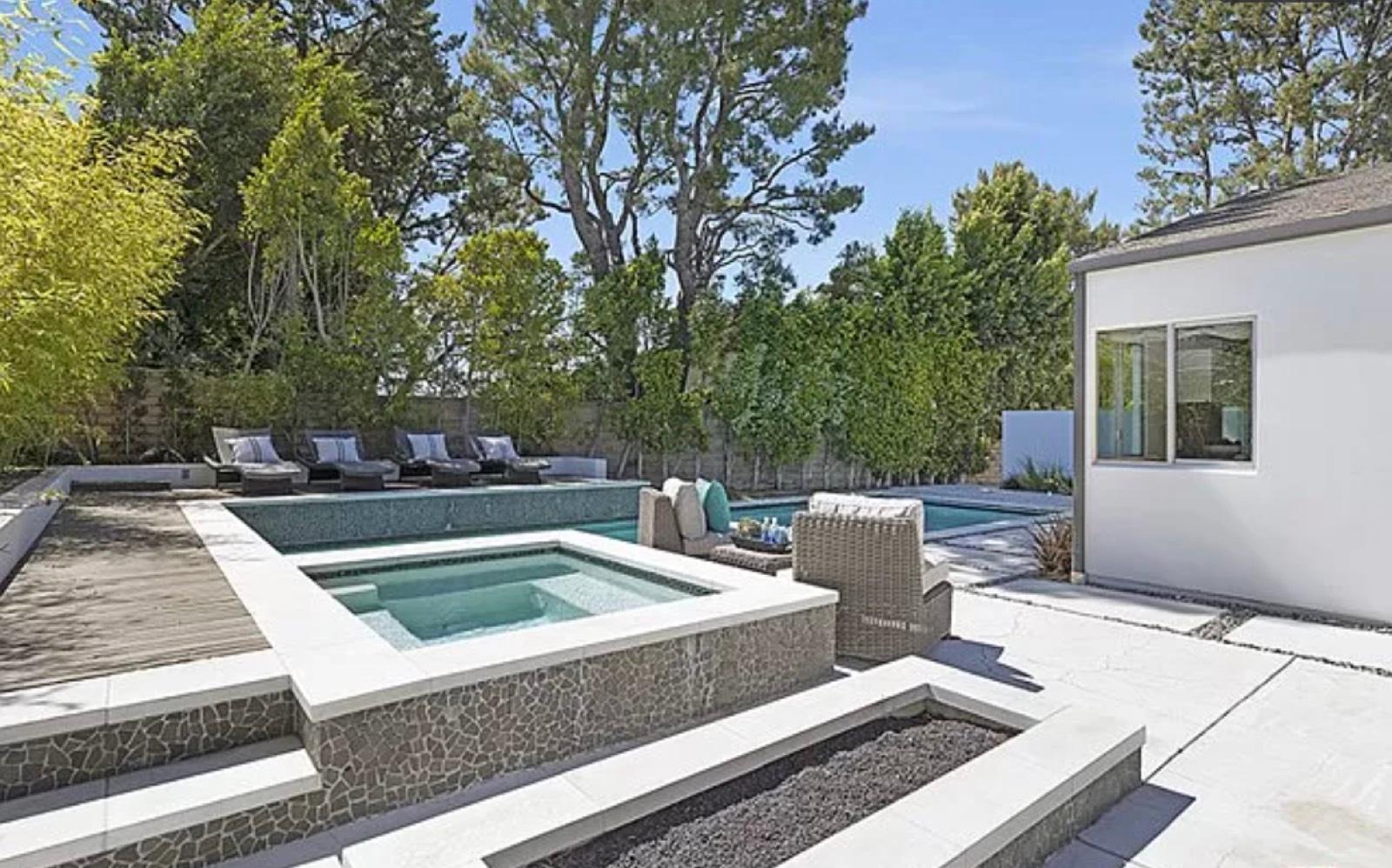 Fb's White Modern — photo 8