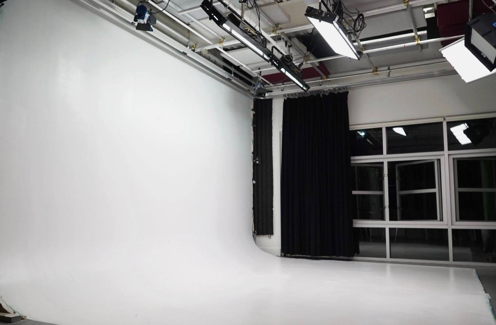 G's Green and White Cal Studio — photo 1