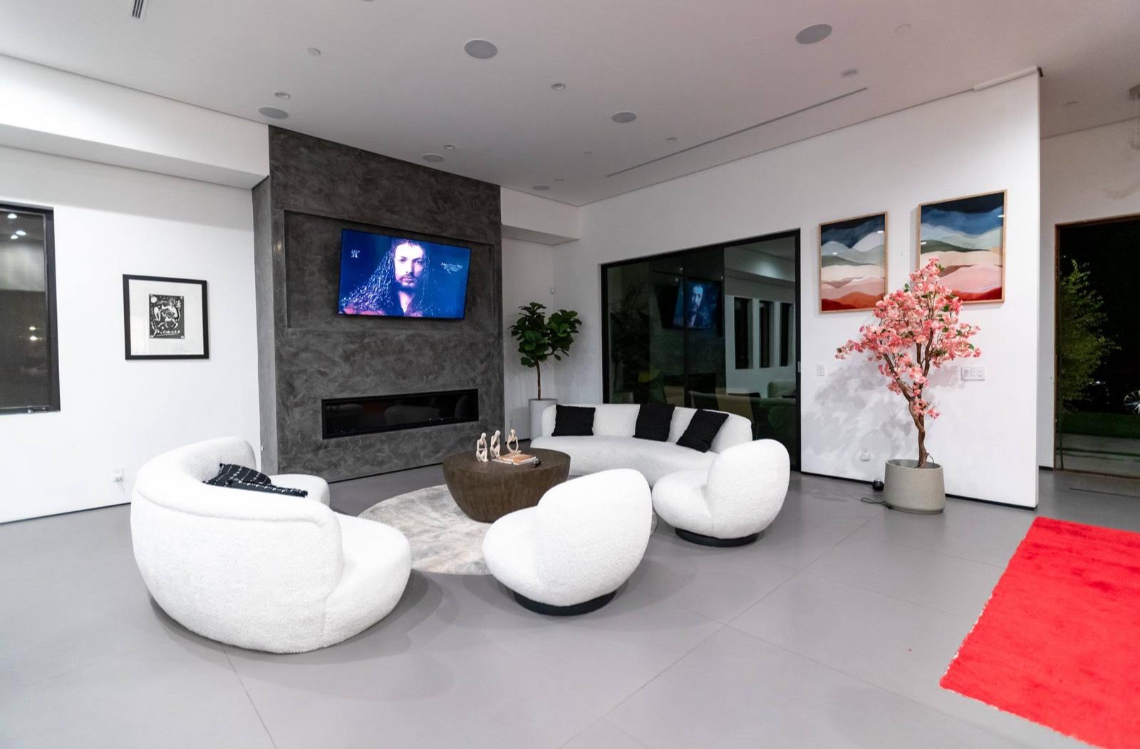 Henry's Valley Modern Palace — photo 8