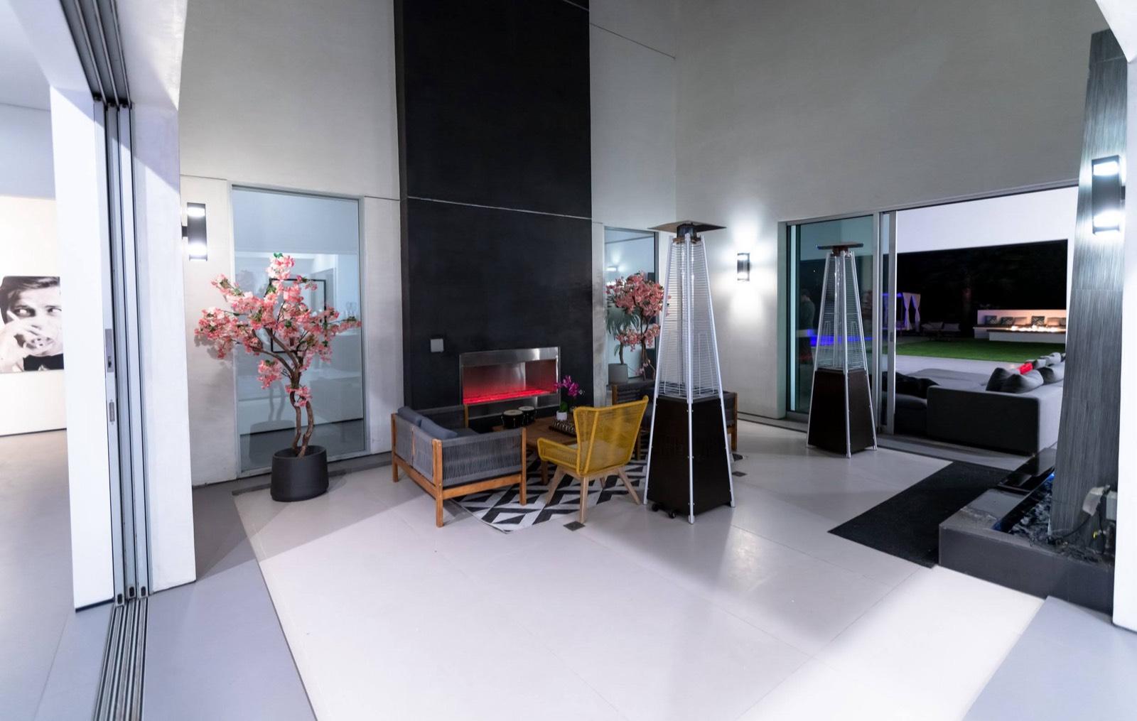 Henry's Valley Modern Palace — photo 9