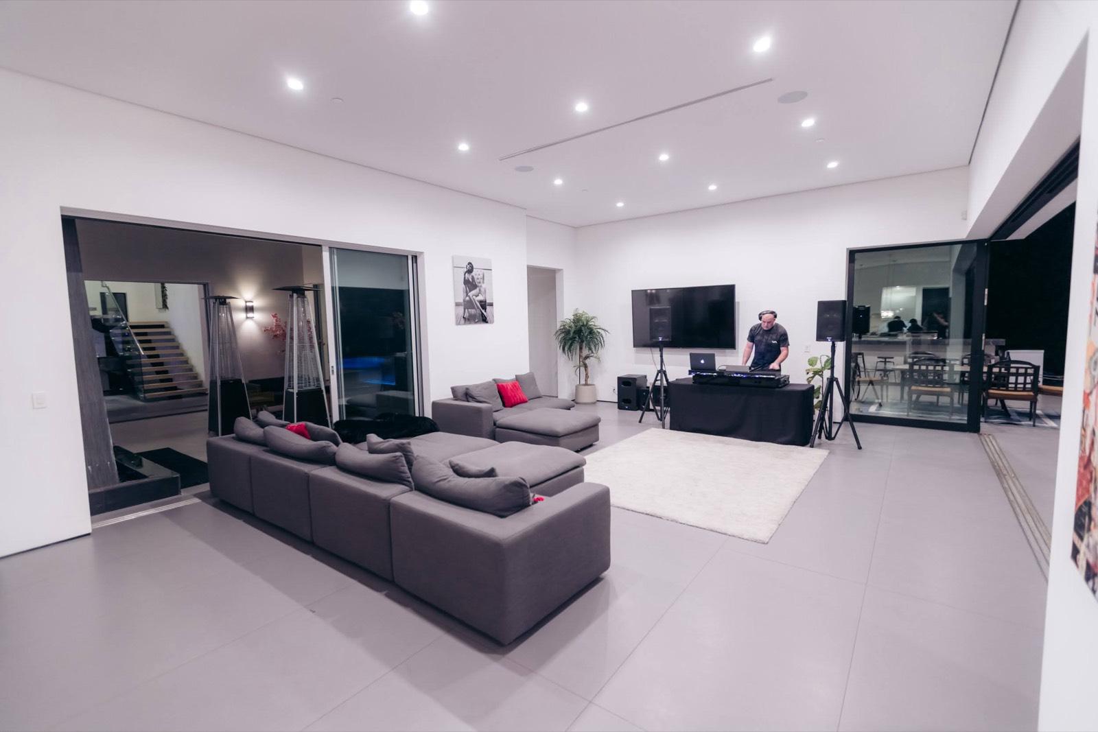 Henry's Valley Modern Palace — photo 10