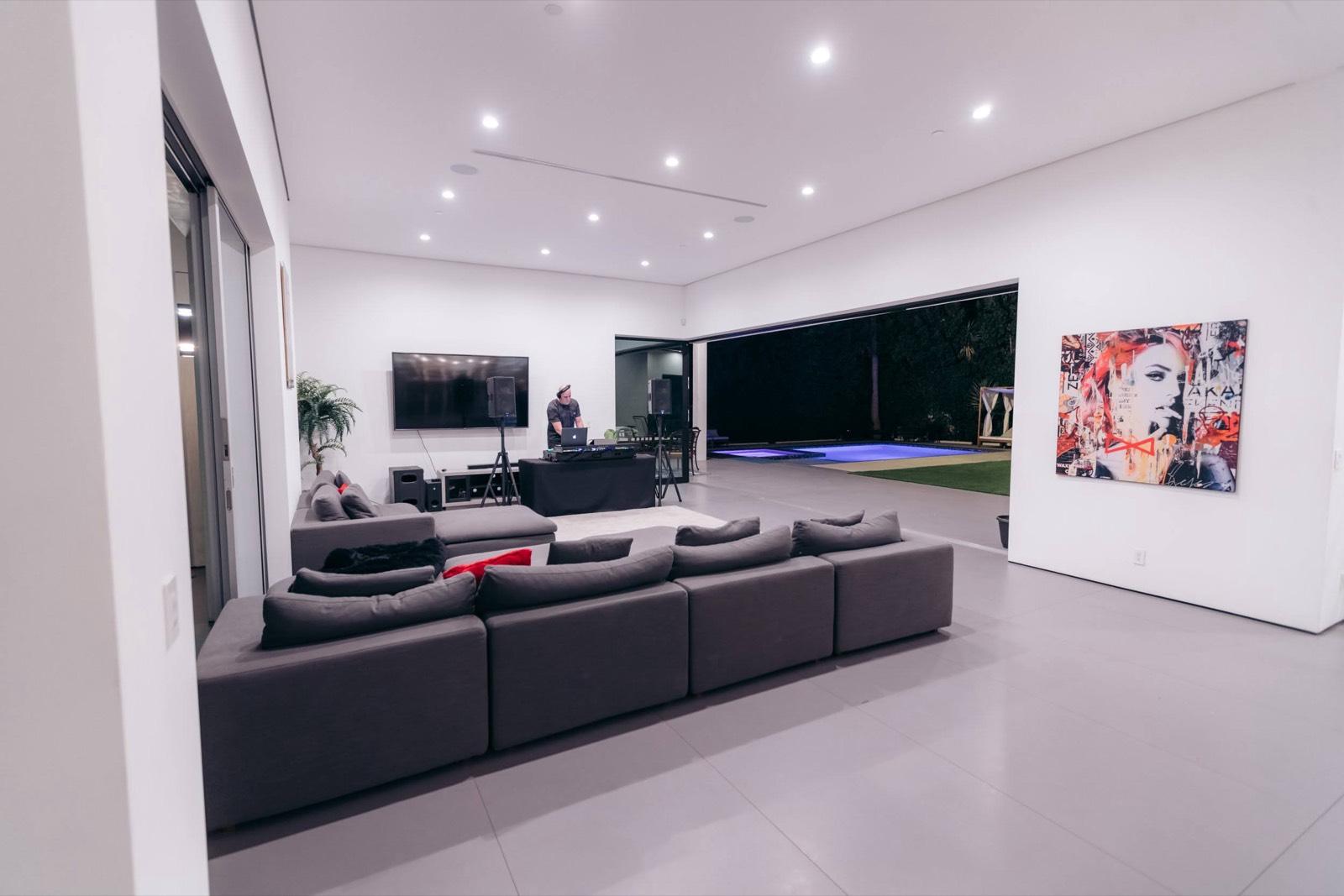 Henry's Valley Modern Palace — photo 11