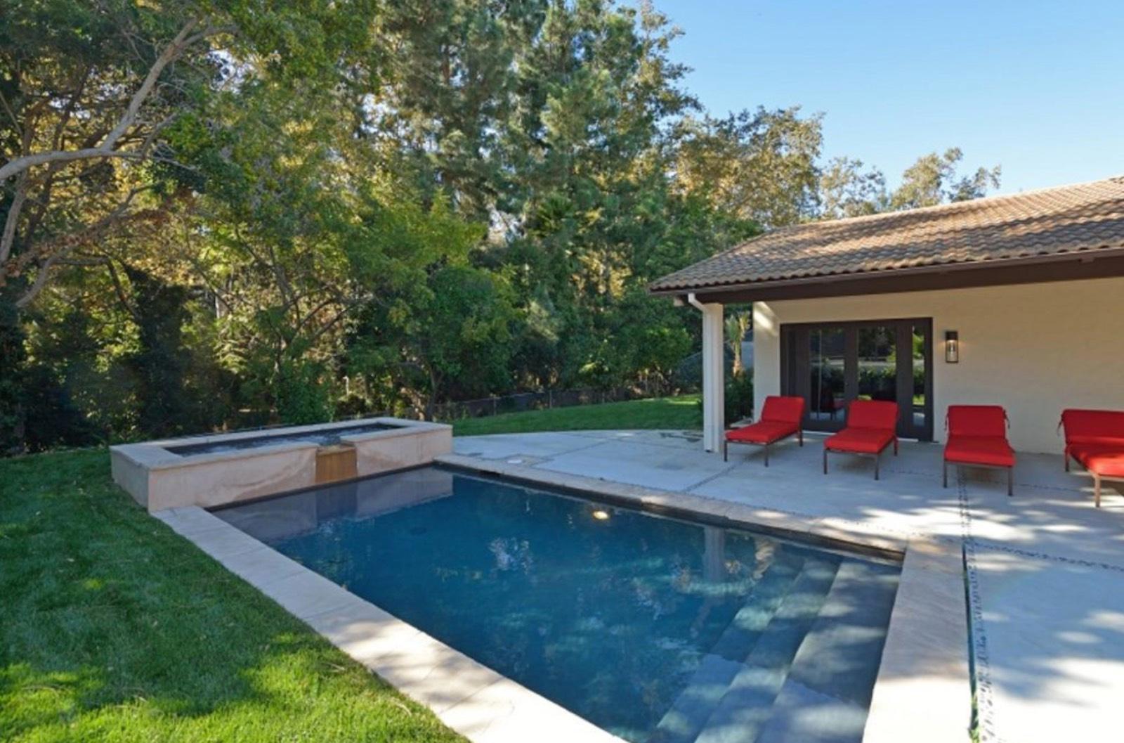 Hollywood House House ID# — photo 2