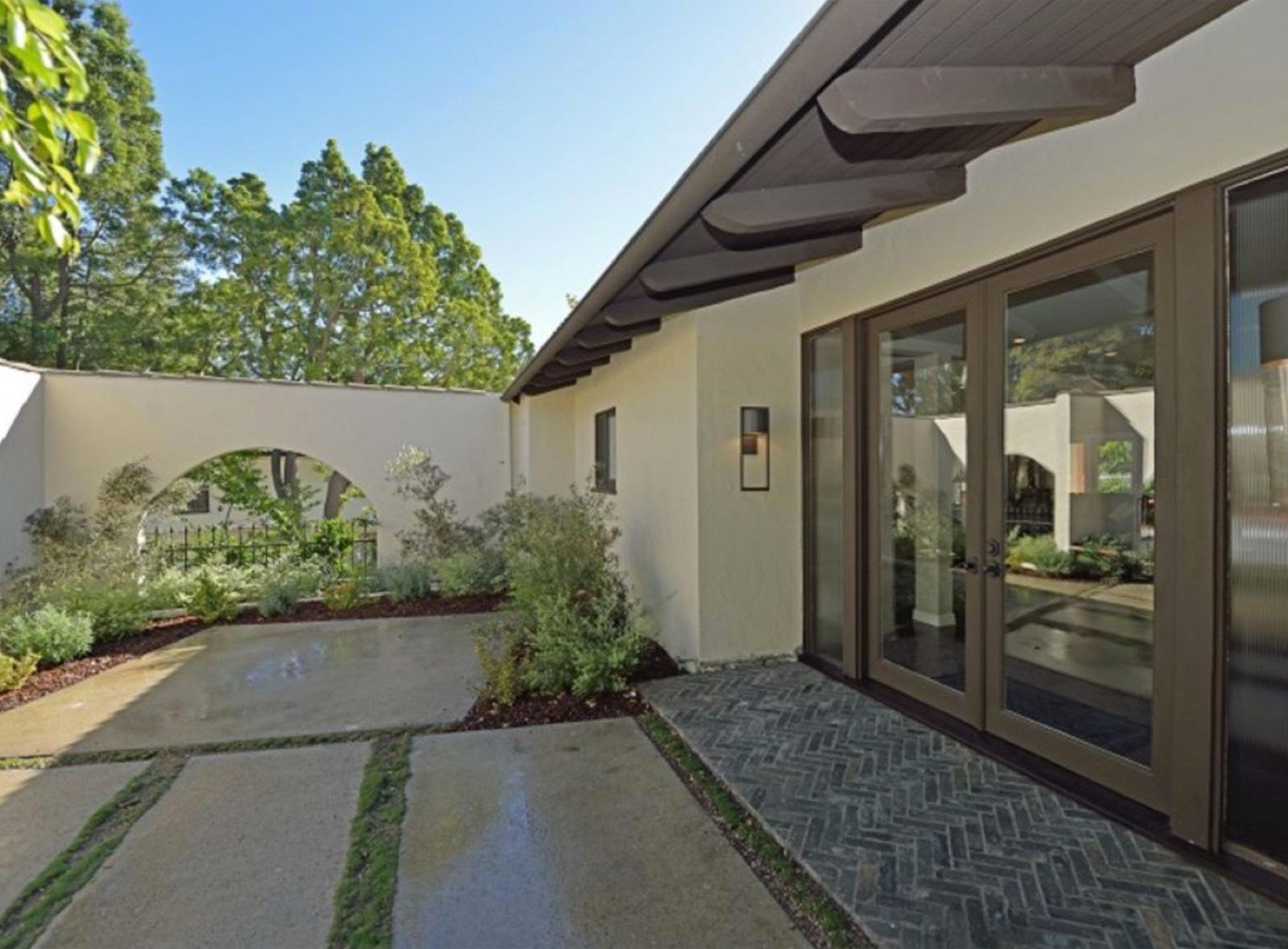Hollywood House House ID# — photo 4