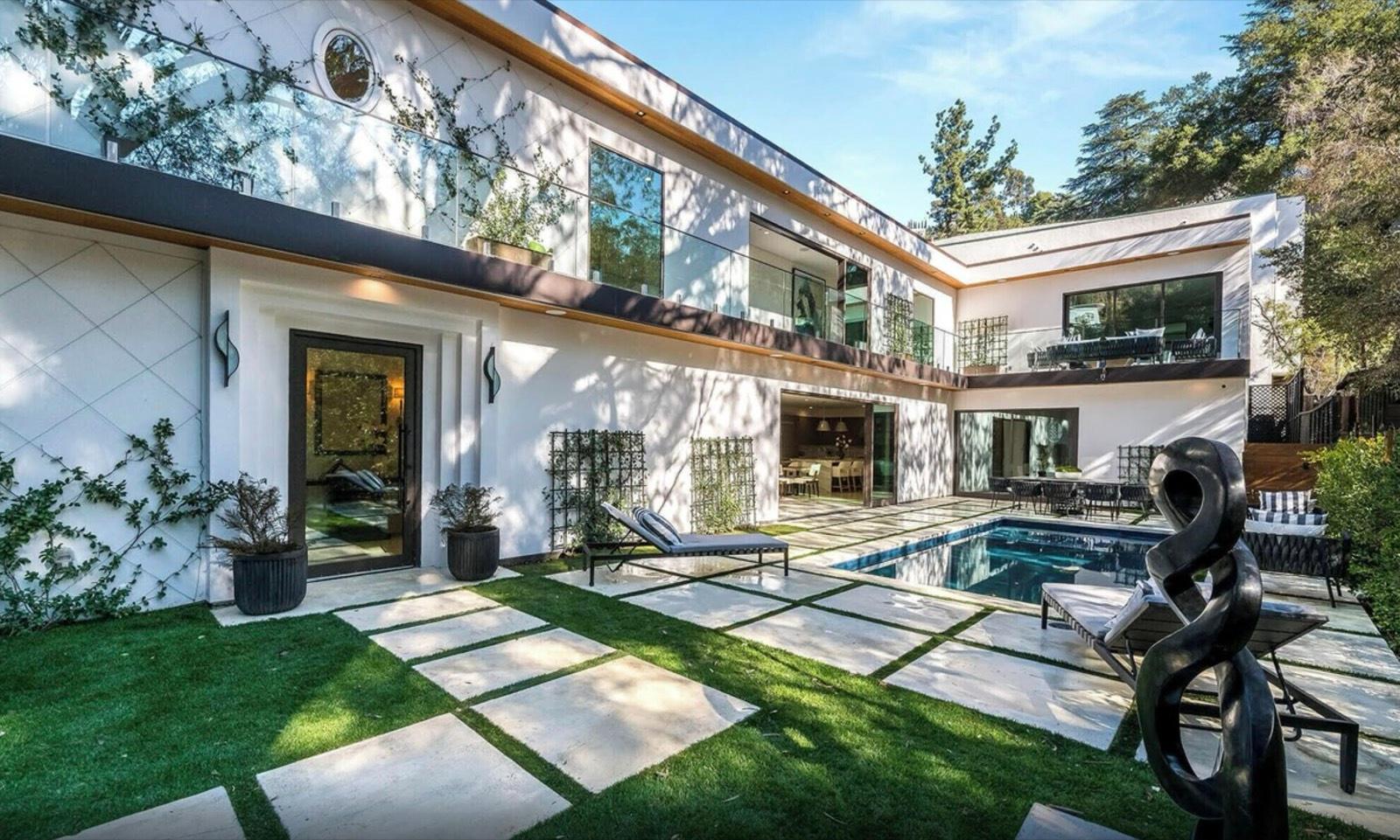 Hollywood Valencia Star Mansion — photo 1