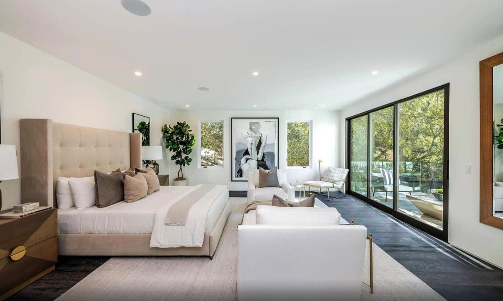 Hollywood Valencia Star Mansion — photo 11