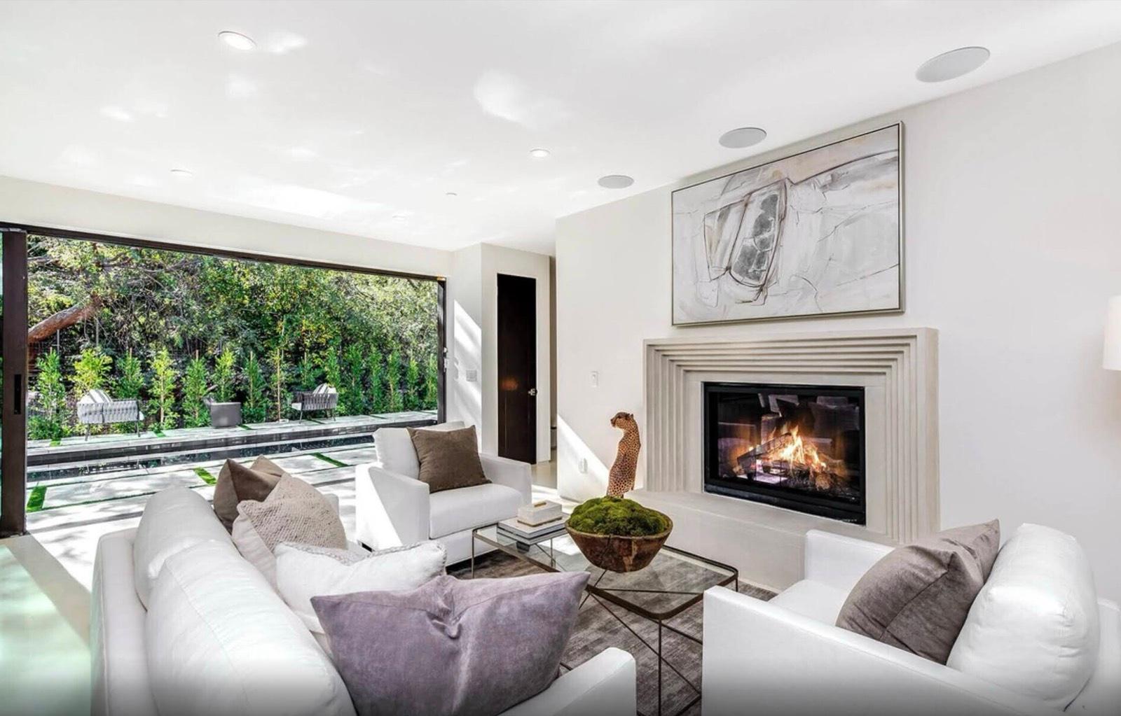 Hollywood Valencia Star Mansion — photo 4