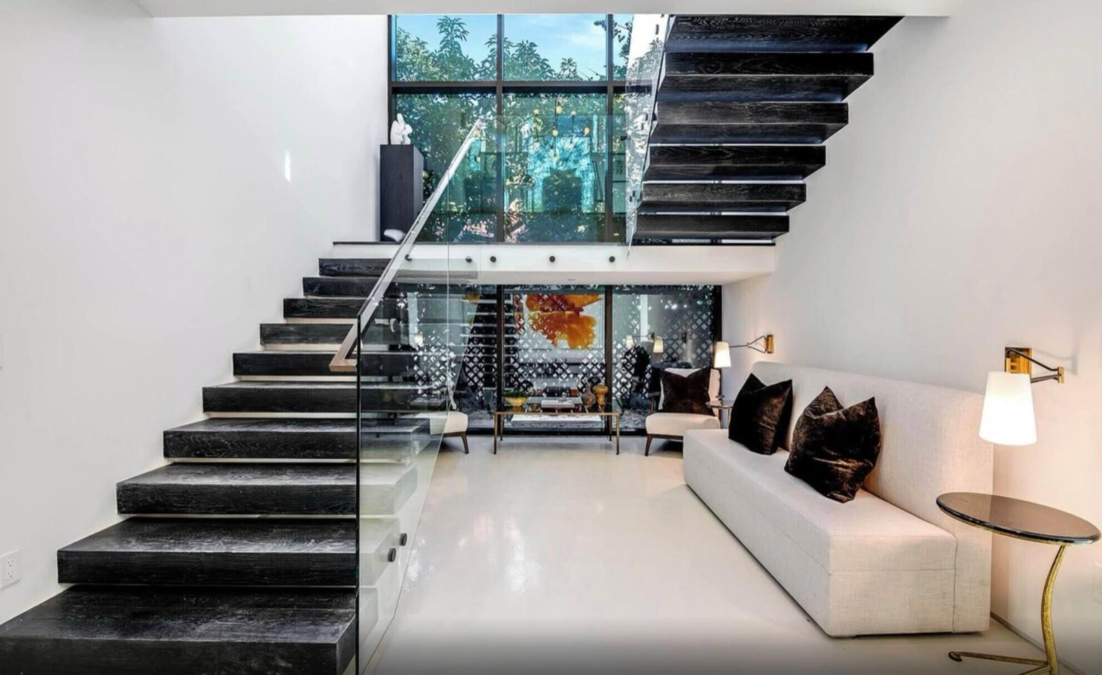 Hollywood Valencia Star Mansion — photo 9