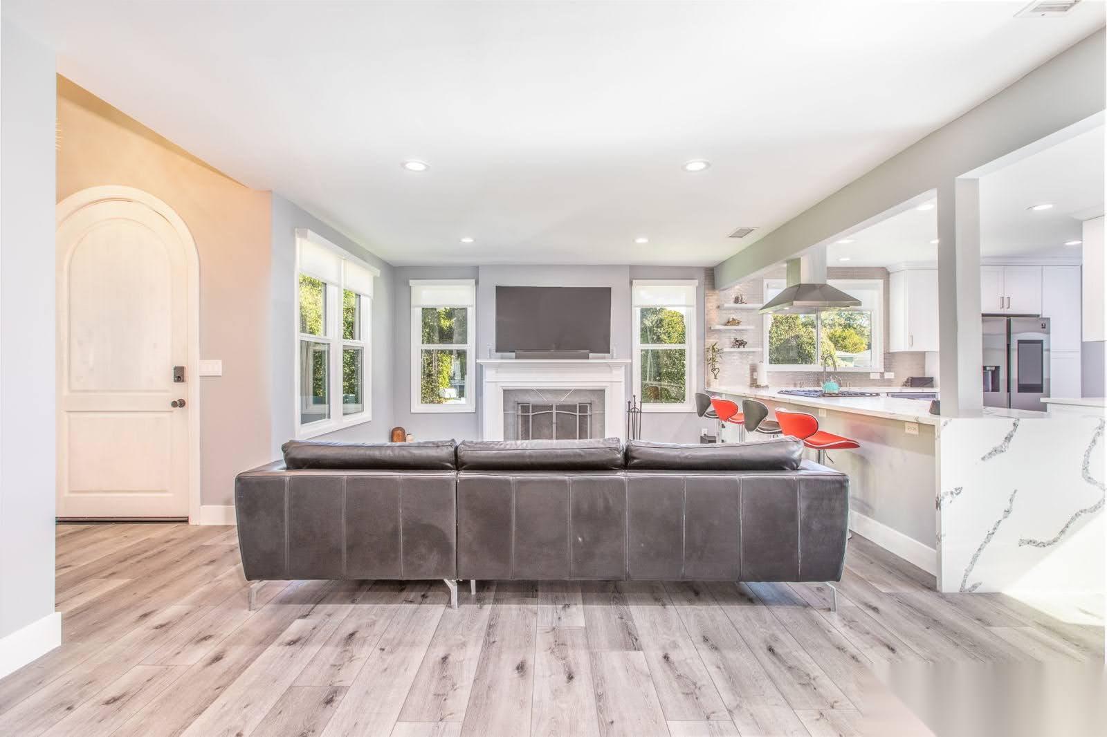 Hollywood west film ready home — photo 3