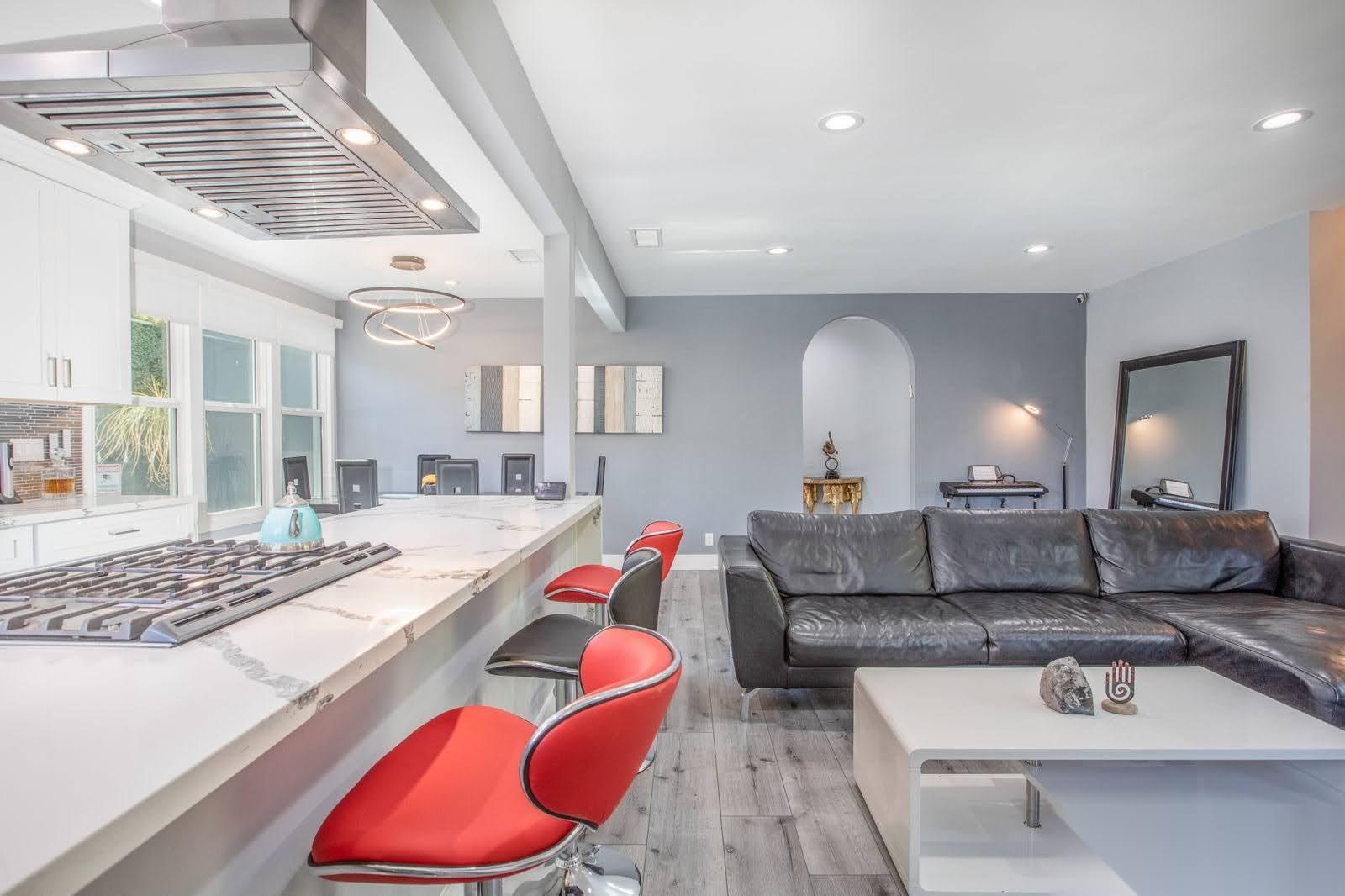 Hollywood west film ready home — photo 12