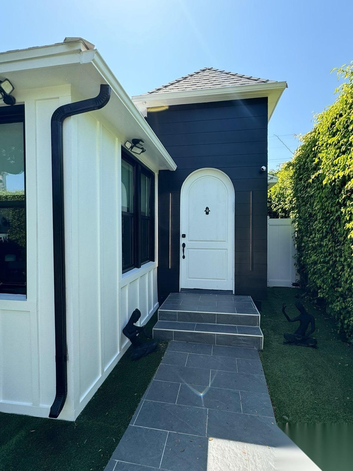 Hollywood west film ready home — photo 1