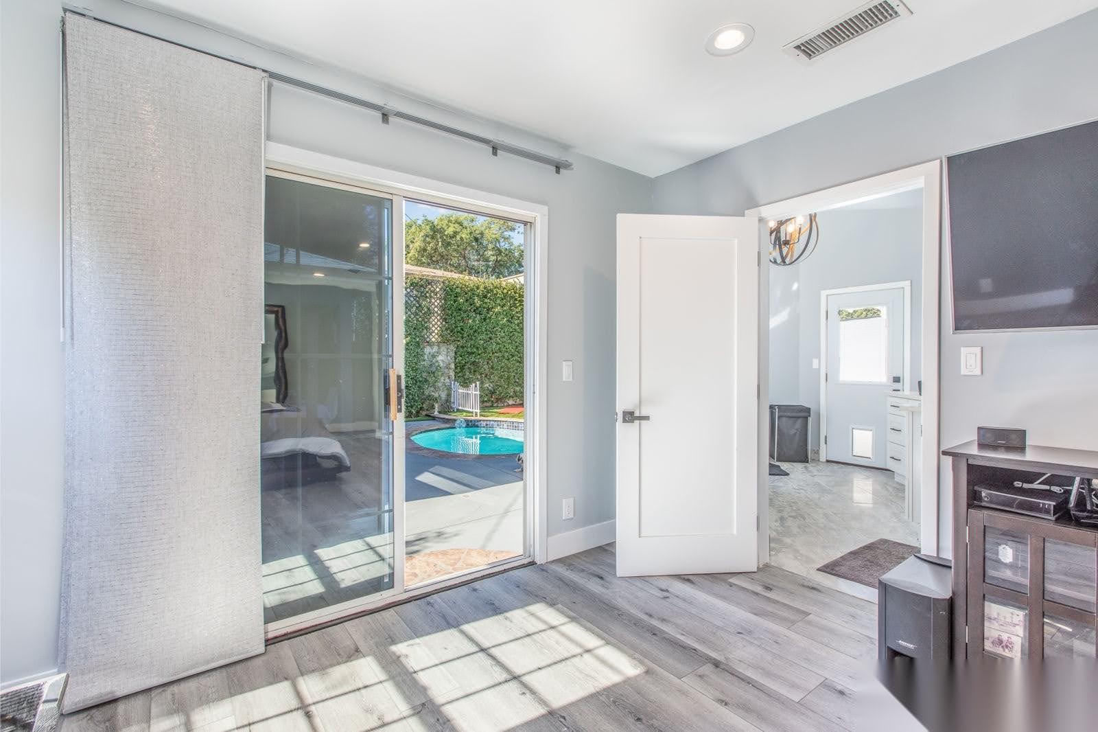 Hollywood west film ready home — photo 8