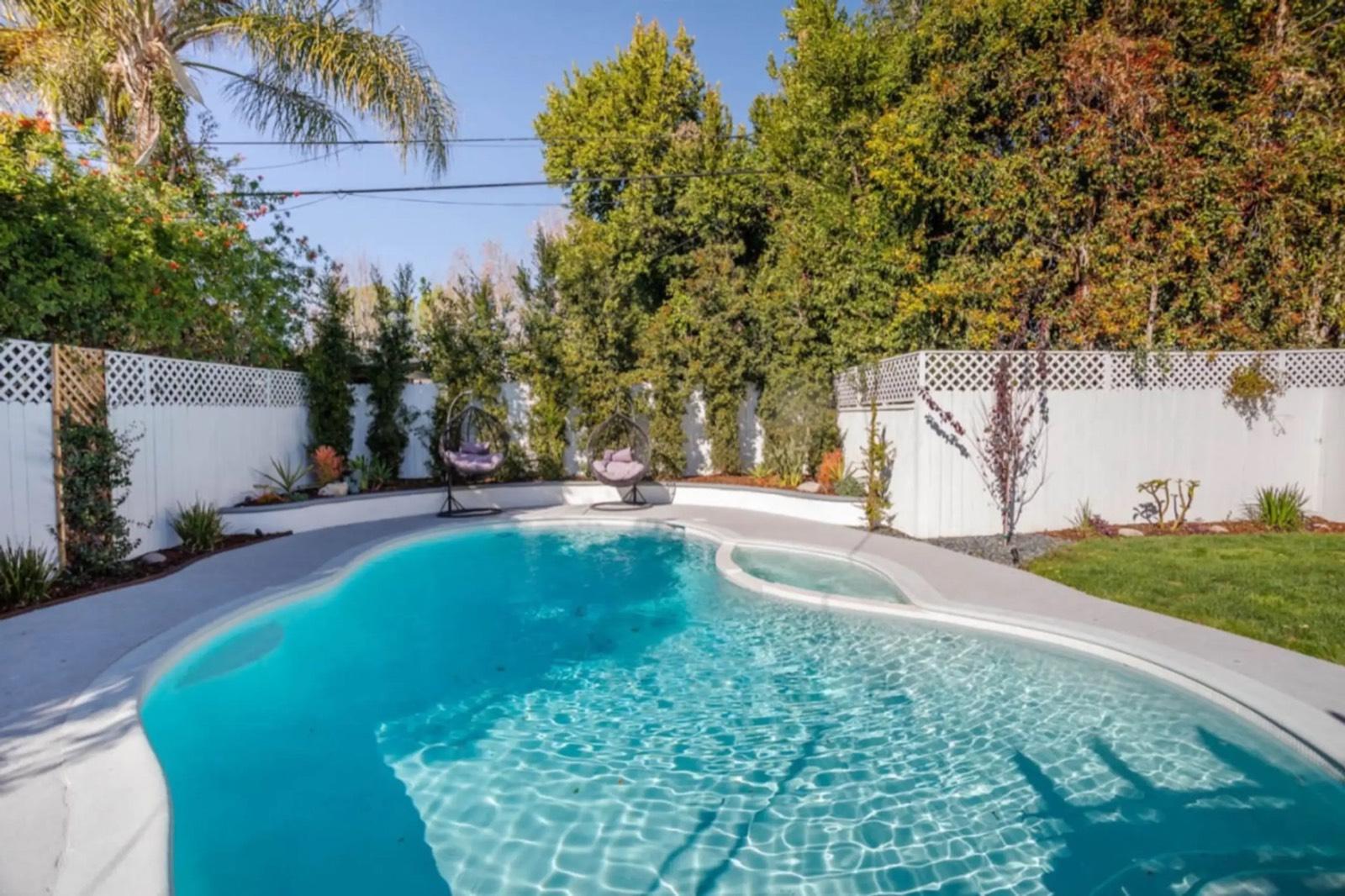 home with hot tub near universal — photo 10