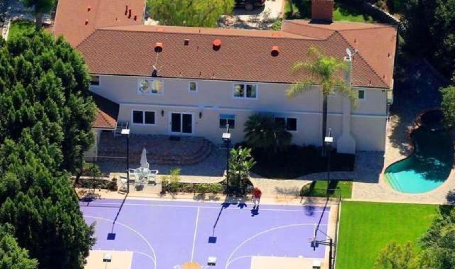 House with full court — photo 3