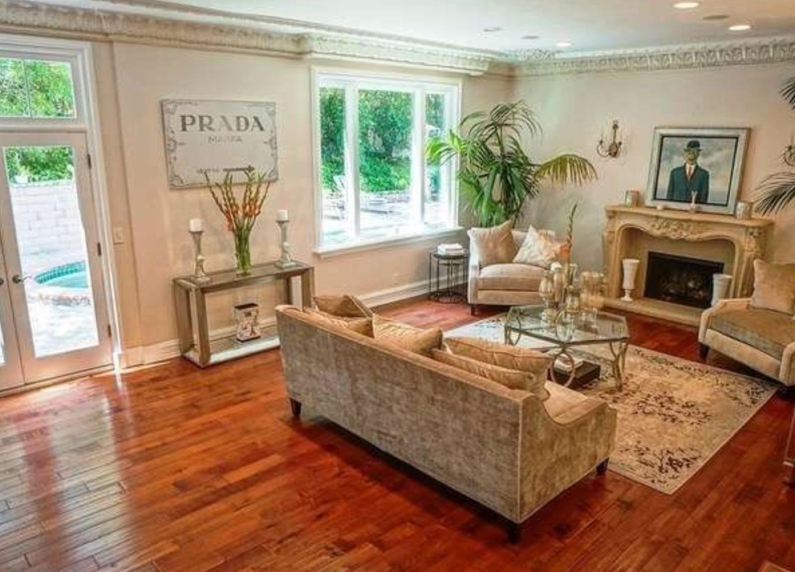 House with full court — photo 10