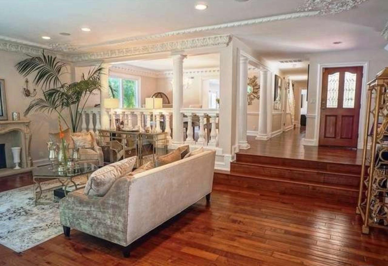 House with full court — photo 11