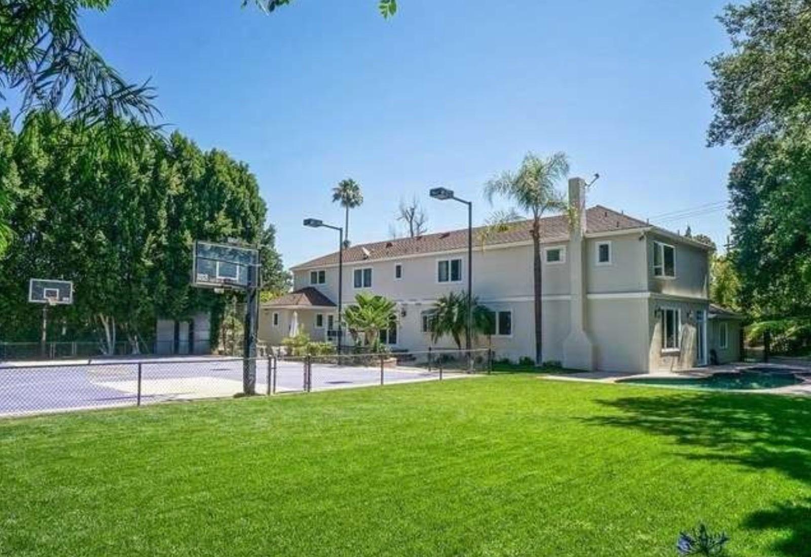 House with full court — photo 4